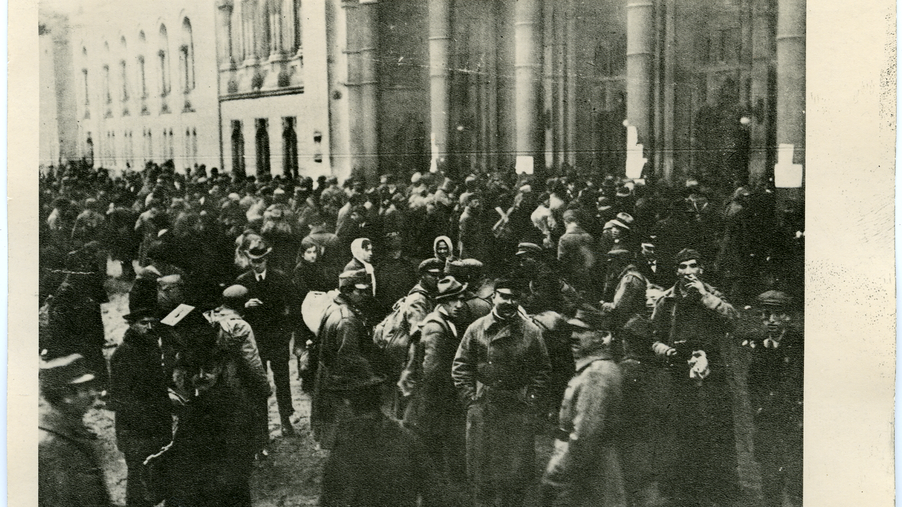 Das historische Bild zeigt eine große Ansammlung demobilisierte Soldaten am Wiener Nordbahnhof auf dem Heimweg in einer schwarzweiß Aufnahme