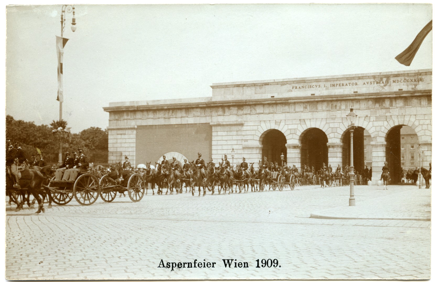 Das Bild zeigt ein schwarz-weiß Foto der Aspernfeier 1909 vor dem Äußeren Burgtor 